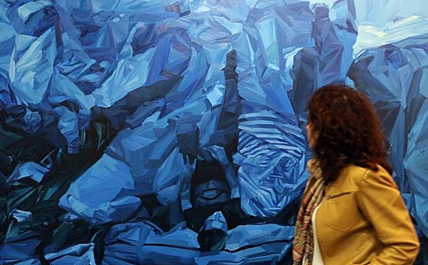 Una visitante contempla una de las obras de la muestra. 