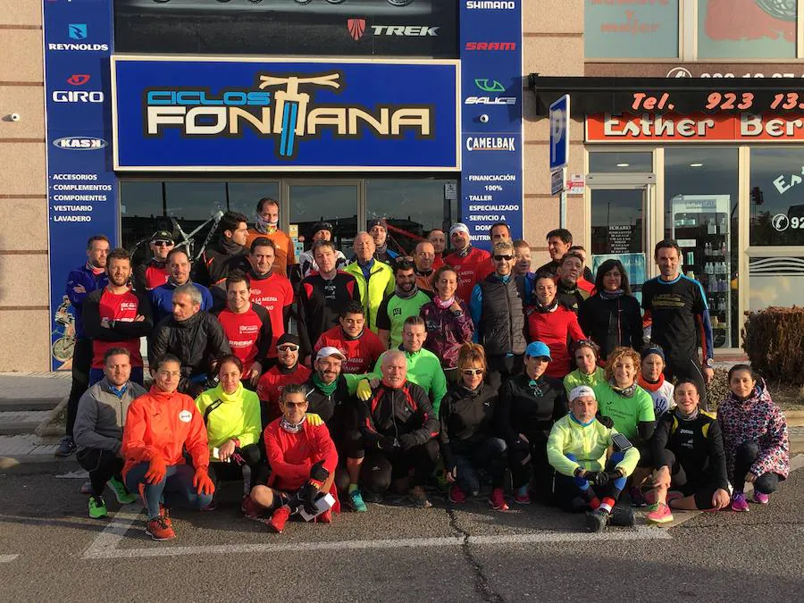 Grupo de corredores que han acudido al primer entrenamiento de la Media Maratón de Salamanca, junto a Verónica Sánchez. 