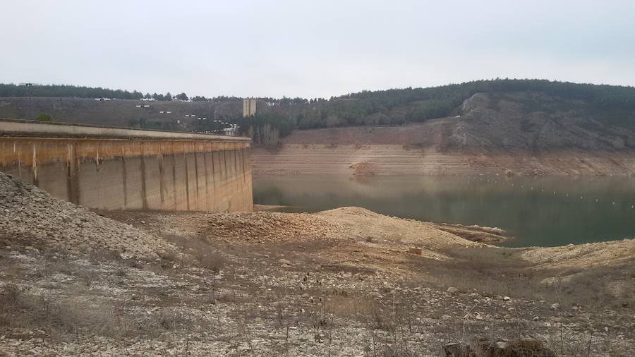 Las últimas lluvias dejan estas imágenes del pantano de Aguilar