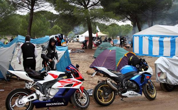 Los moteros abandonan la zona de acampada de Tordesillas.