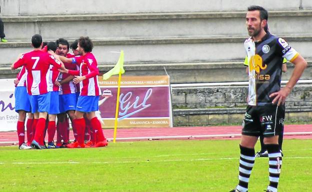 Los jugadores del Tordesillas celebran uno de sus goles en Salamanca. 