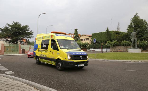 Una ambulancia circula por Palencia. 