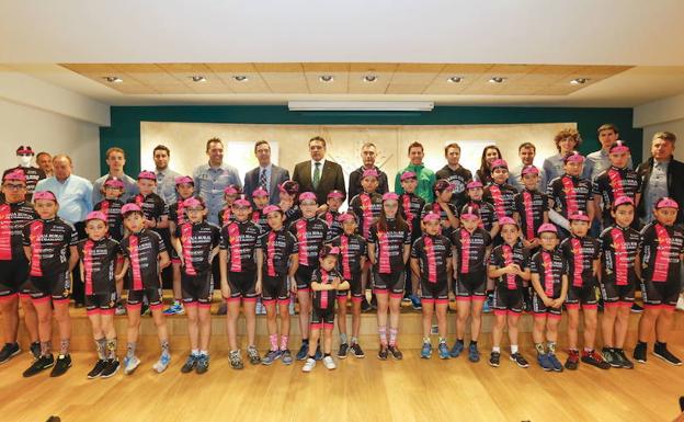 Foto de familia de la Escuela de cicilsmo Promesal de Salamanca. 