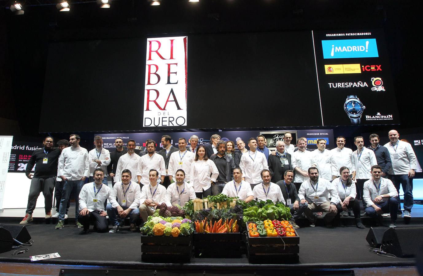 Acto de inauguración de la XVI edición de la Cumbre Internacional Madrid Fusión. En la imagen, algunos de los cocineros que participan.