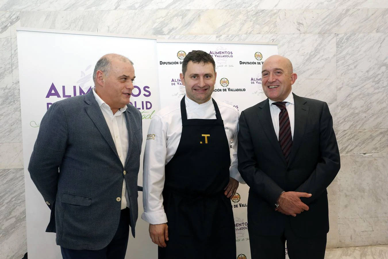 El presidente de la Diputación de Valladolid, Jesús Julio Carnero, asiste, dentro del congreso Madrid Fusión, a la ponencia del cocinero Víctor Martín, del restaurante Trigo, patrocinada por la marca Alimentos de Valladolid. En la imagen junto al presidente de la federación de servicios y comercio de Valladolid (Fecosva), Javier Labarga.