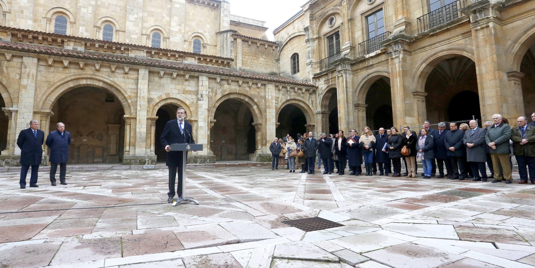 El presidente del Gobierno cumplió hoy el compromiso adquirido hace semanas, en respuesta a la invitación del alcalde, para resarcir a la ciudad del comentario hecho en un artículo publicado en el diario británico The Guardian en el que atribuía a Inglaterra el origen del parlamentarismo europeo