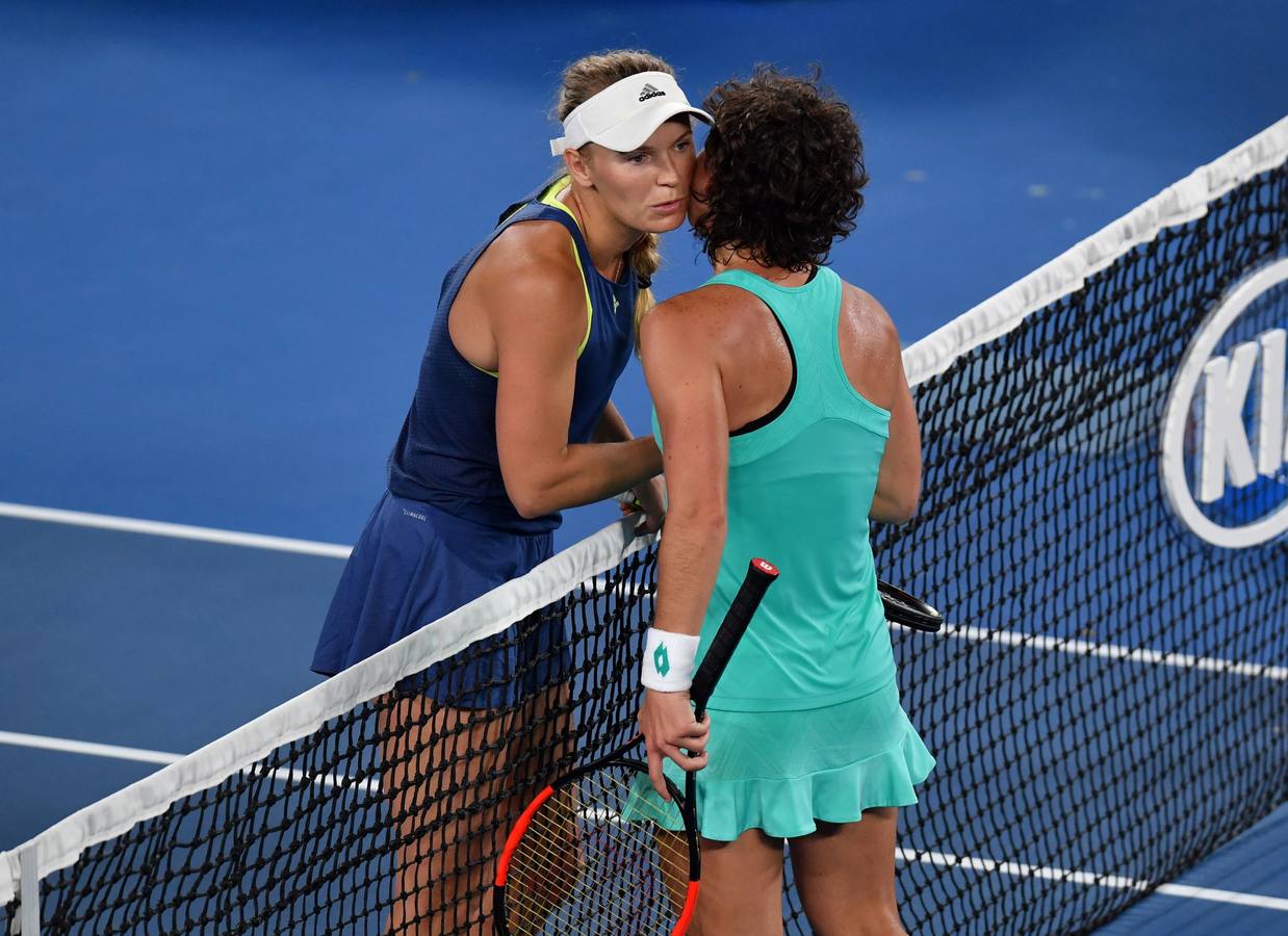 Carla SUárez cayó derrotada ante Caroline Wozniacki (6-0, 6-7 y 6-2) en los cuartos de final del Abierto de Australia. 