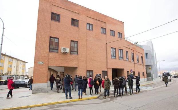 Numerosos medios de comunicación esperan a la salida del Juzgado de Instrucción número 1 de Aranda de Duero (Burgos), que investiga los hechos.