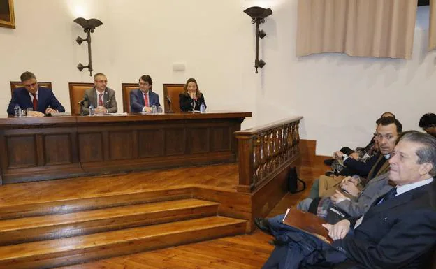 El alcalde, Alfonso Fernández Mañueco, junto al rector Ricardo Rivero, en la inauguración del seminario, con Mayor Zaragoza en la primera fila del aula.