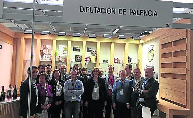 Hosteleros y productores participantes en Madrid Fusion junto a la presidenta de la Diputación.
