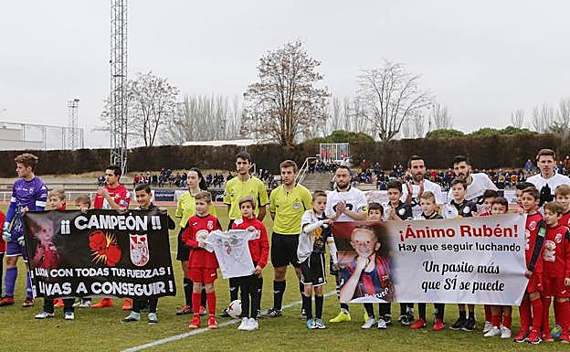 Pancartas de apoyo a Rubén, joven jugador del CD Navega, en el partido entre Unionistas y el Tordesillas del pasado domingo. 