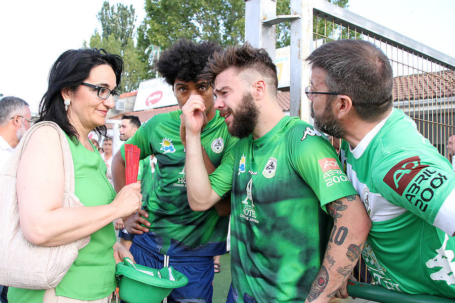 Emilio Iglesias,en el centro, durante un partido con el Astorga. 