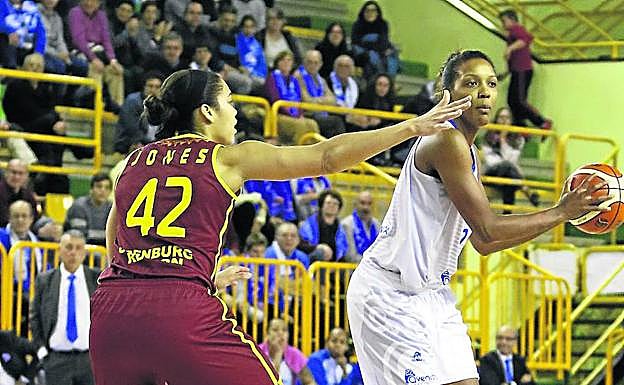Robinson, defendida por Jones, del Nadezhda, durante el partido de la primera vuelta en Würzburg. 