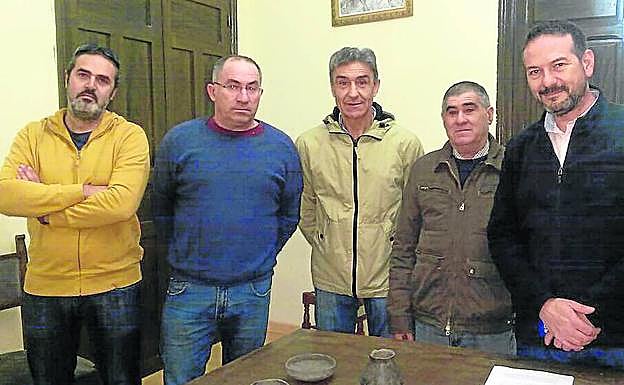 Acto de entrega de las piezas cerámicas. 