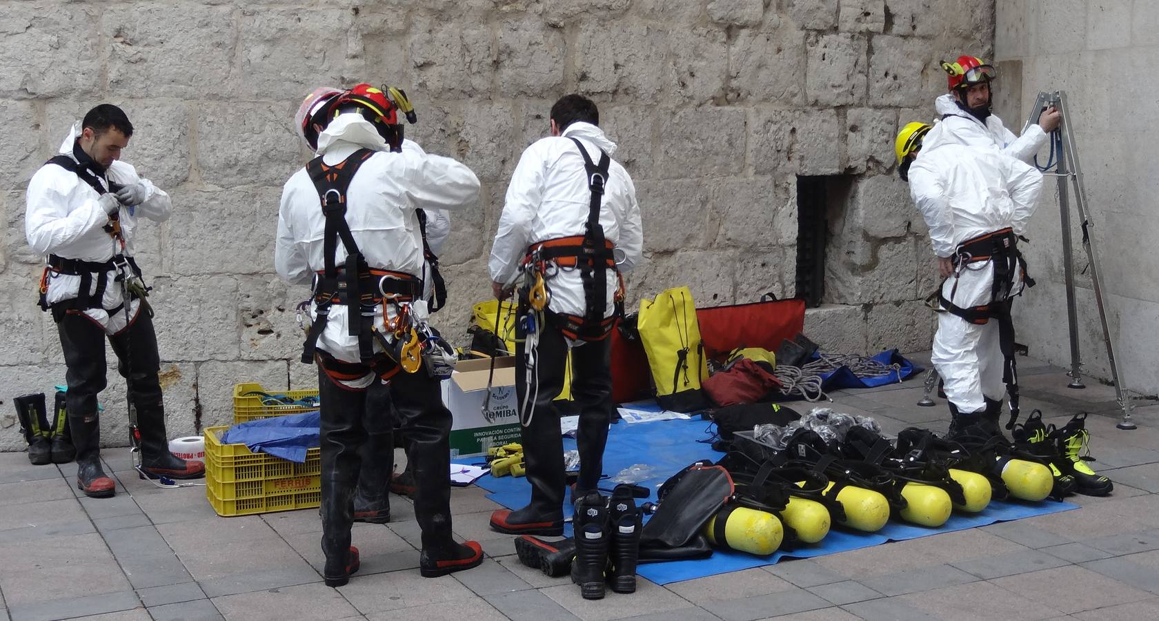 Bomberos, policías y técnicos inspeccionan el tramo del siglo XIX del ramal norte del río | El Ayuntamiento estudia abrir al público las bóvedas histórica en este trazado