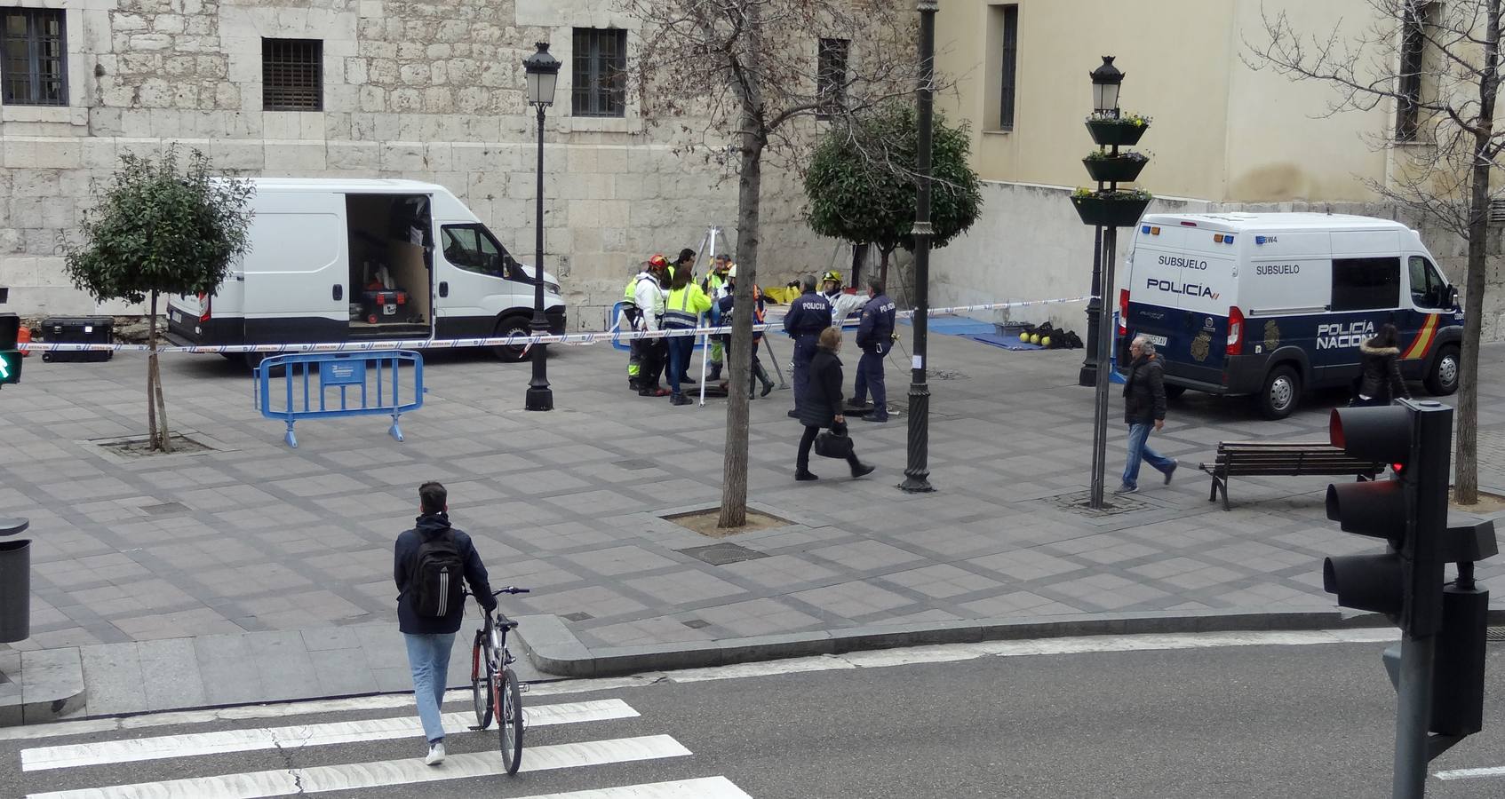 Bomberos, policías y técnicos inspeccionan el tramo del siglo XIX del ramal norte del río | El Ayuntamiento estudia abrir al público las bóvedas histórica en este trazado