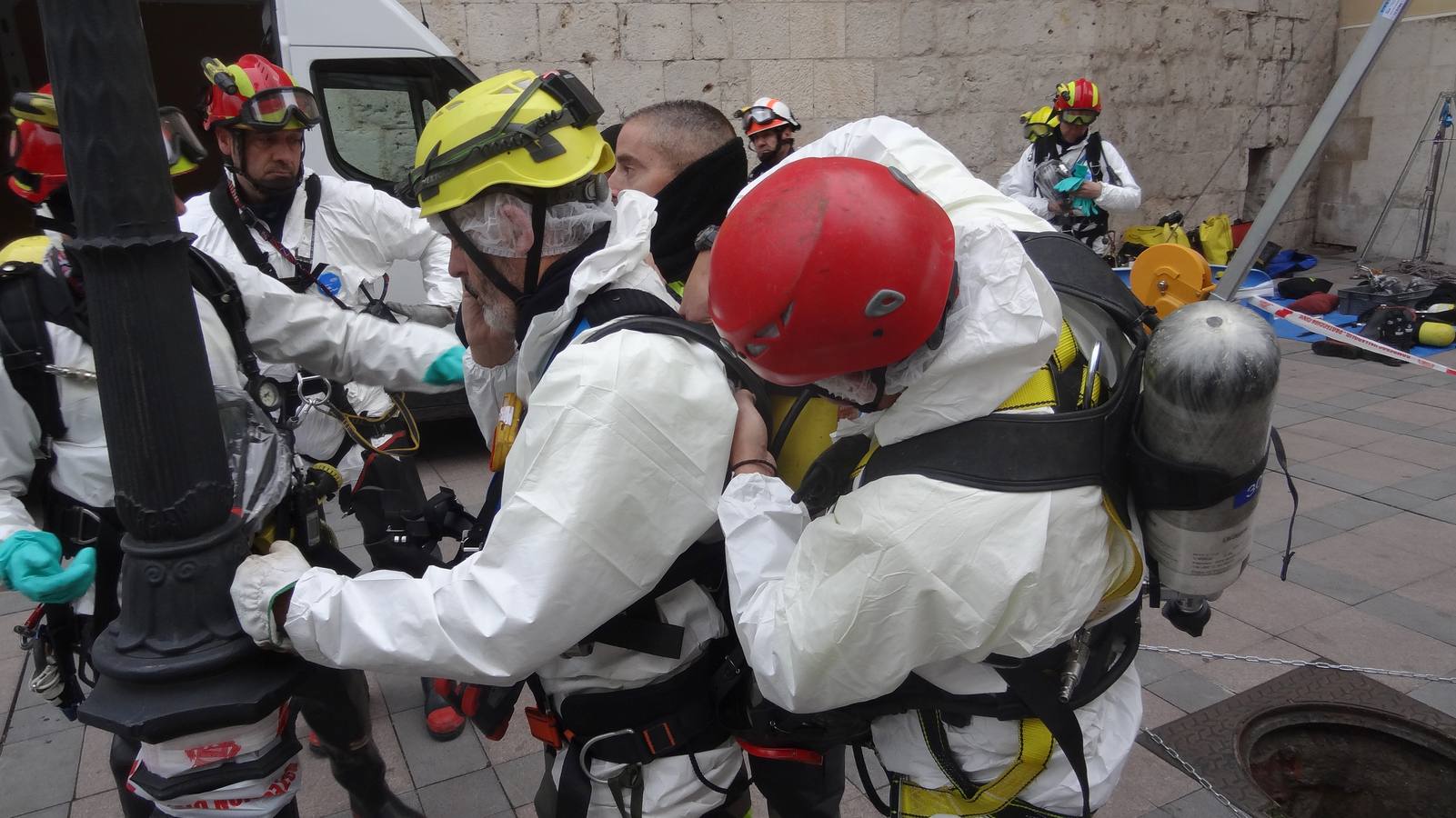 Bomberos, policías y técnicos inspeccionan el tramo del siglo XIX del ramal norte del río | El Ayuntamiento estudia abrir al público las bóvedas histórica en este trazado