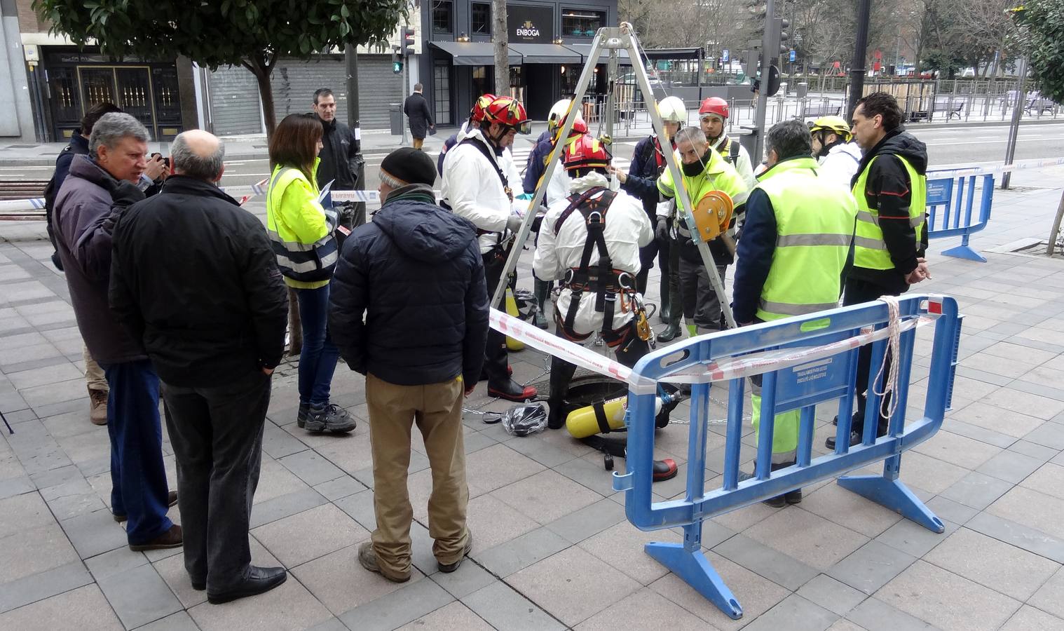 Bomberos, policías y técnicos inspeccionan el tramo del siglo XIX del ramal norte del río | El Ayuntamiento estudia abrir al público las bóvedas histórica en este trazado