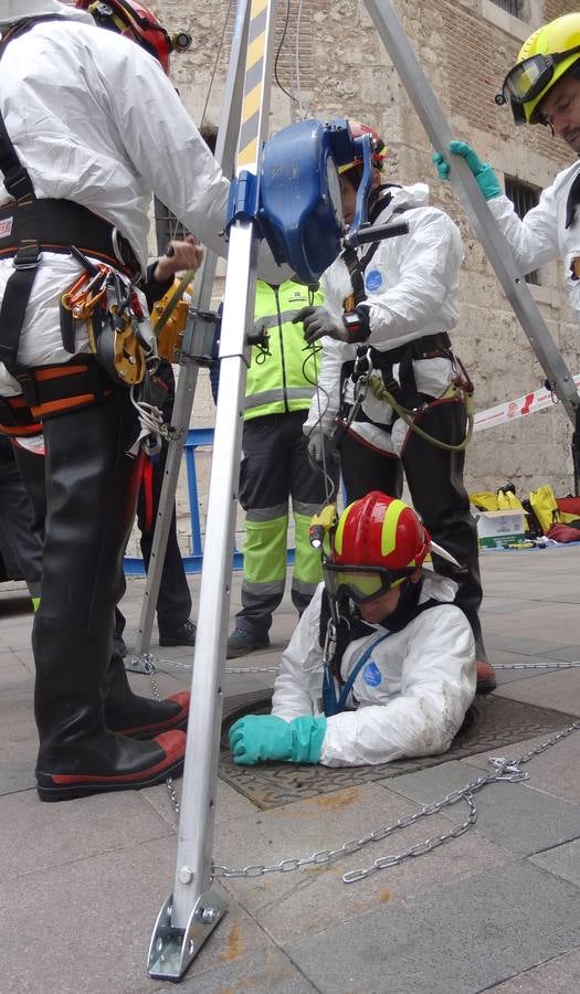 Bomberos, policías y técnicos inspeccionan el tramo del siglo XIX del ramal norte del río | El Ayuntamiento estudia abrir al público las bóvedas histórica en este trazado