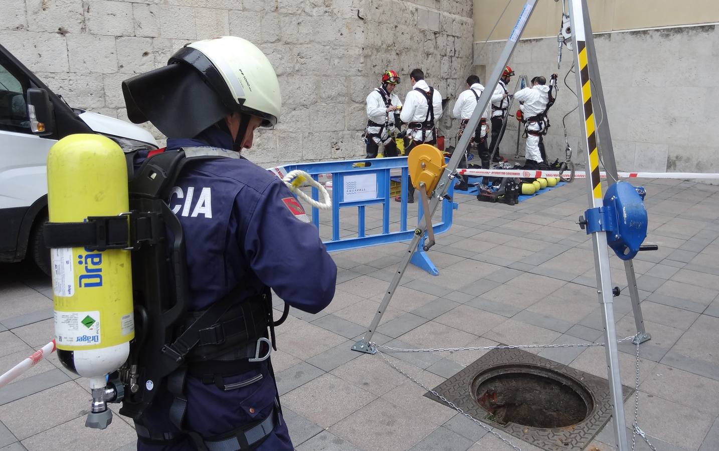 Bomberos, policías y técnicos inspeccionan el tramo del siglo XIX del ramal norte del río | El Ayuntamiento estudia abrir al público las bóvedas histórica en este trazado