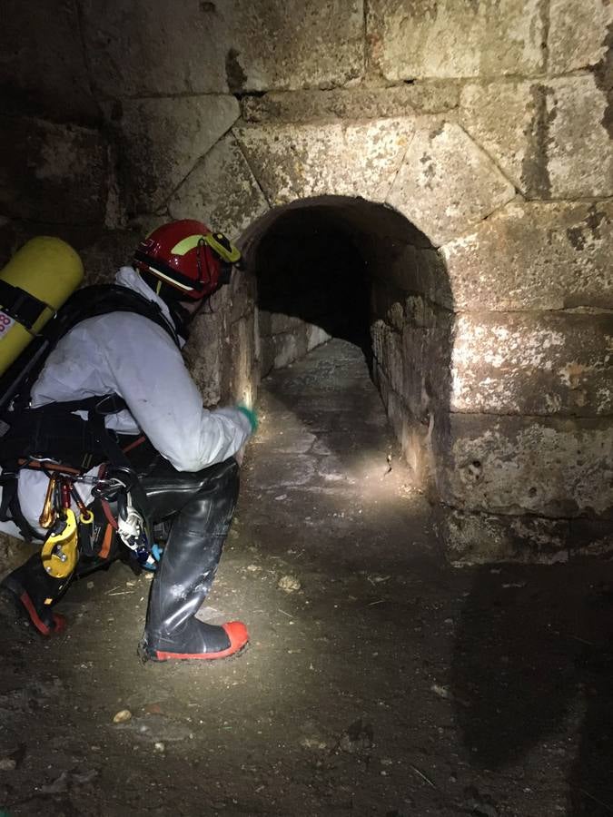 Bomberos, policías y técnicos inspeccionan el tramo del siglo XIX del ramal norte del río | El Ayuntamiento estudia abrir al público las bóvedas histórica en este trazado