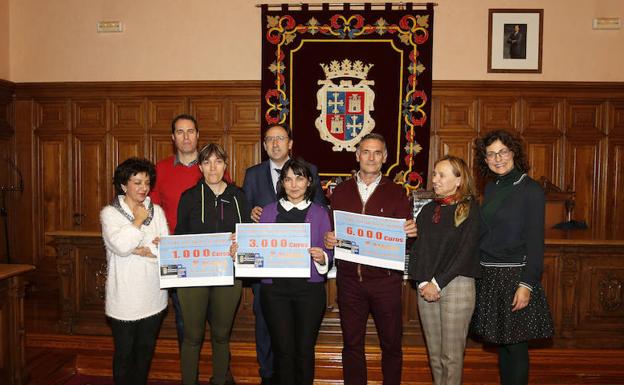 Los tres galardonados en el Ayuntamiento en la recogida de los premios.