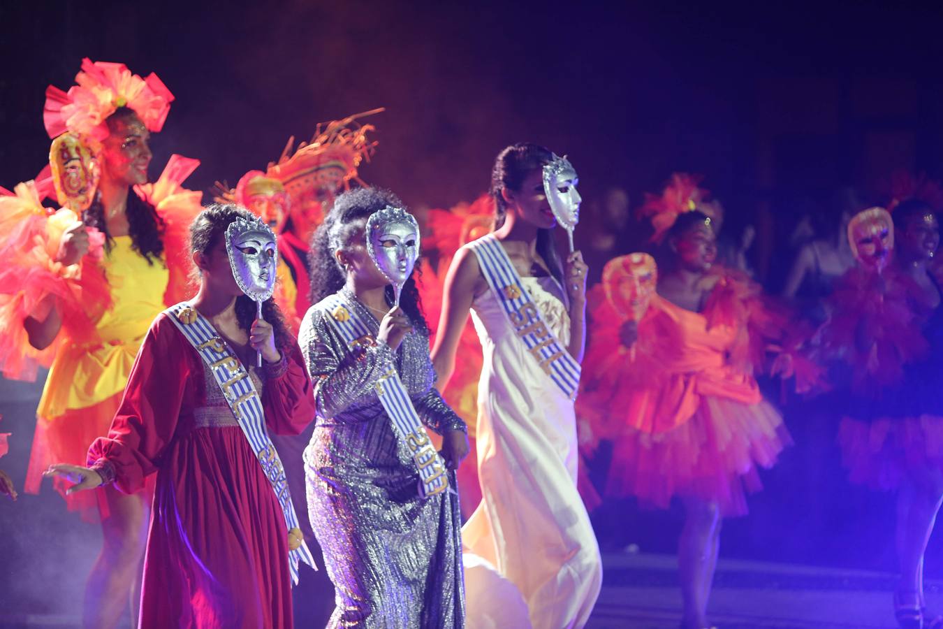 Plumas de vivos colores, movimientos rápidos de cadera y mucho canto fueron los encargados de dar el pistoletazo de salida al Carnaval de Montevideo (Uruguay), también conocido como «el más largo del mundo», por sus casi 40 días de duración