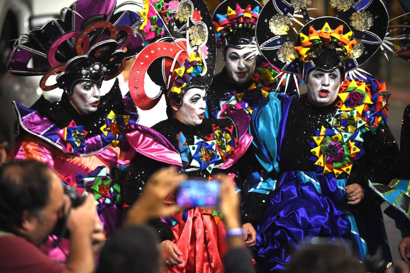 Plumas de vivos colores, movimientos rápidos de cadera y mucho canto fueron los encargados de dar el pistoletazo de salida al Carnaval de Montevideo (Uruguay), también conocido como «el más largo del mundo», por sus casi 40 días de duración