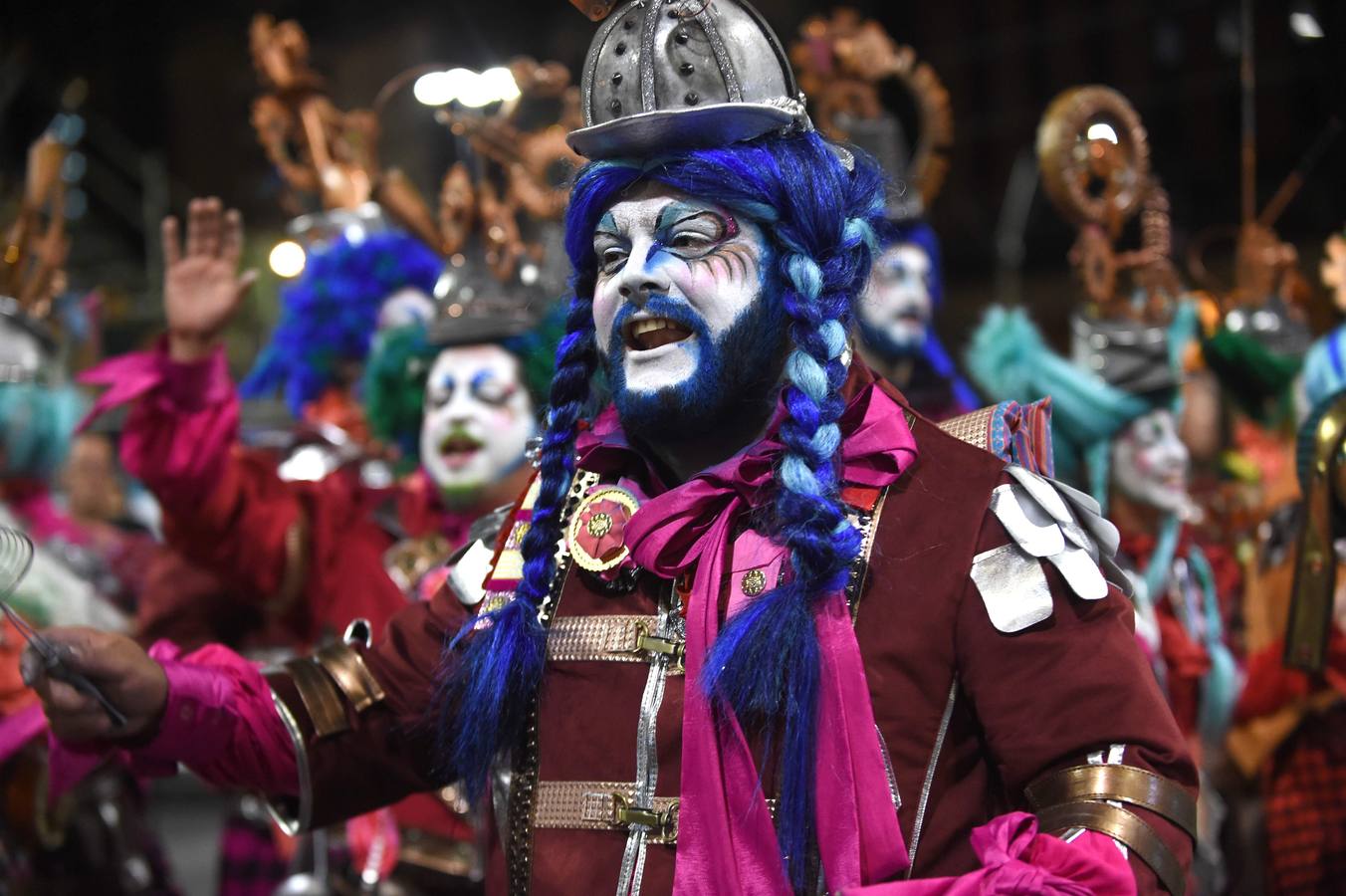 Plumas de vivos colores, movimientos rápidos de cadera y mucho canto fueron los encargados de dar el pistoletazo de salida al Carnaval de Montevideo (Uruguay), también conocido como «el más largo del mundo», por sus casi 40 días de duración