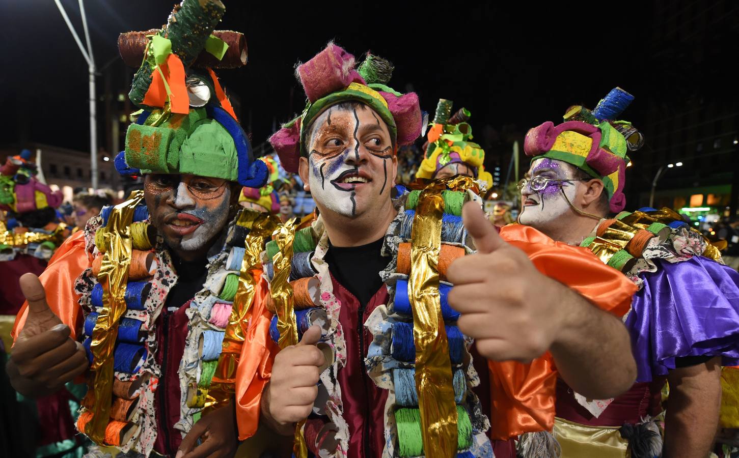 Plumas de vivos colores, movimientos rápidos de cadera y mucho canto fueron los encargados de dar el pistoletazo de salida al Carnaval de Montevideo (Uruguay), también conocido como «el más largo del mundo», por sus casi 40 días de duración