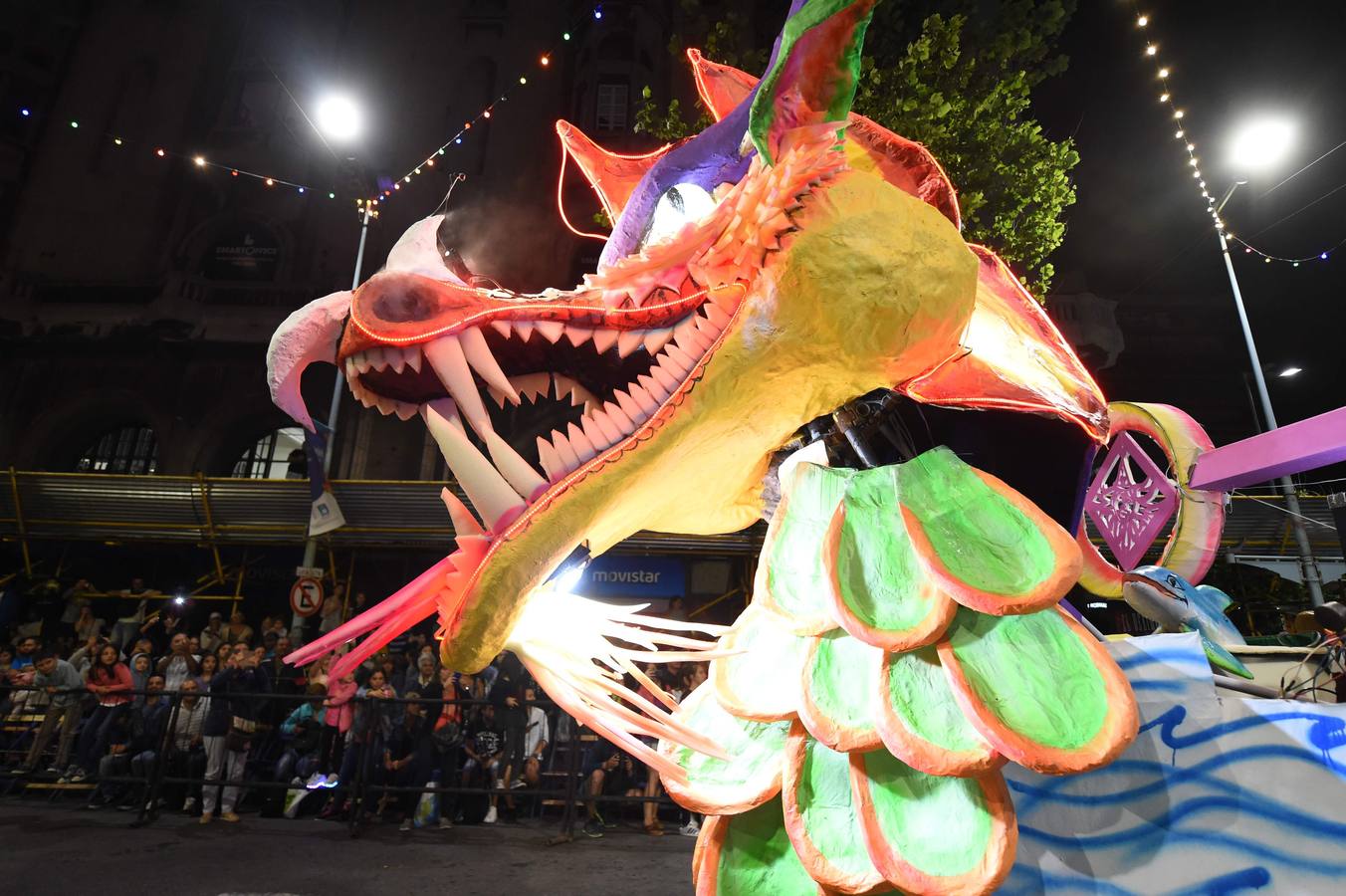 Plumas de vivos colores, movimientos rápidos de cadera y mucho canto fueron los encargados de dar el pistoletazo de salida al Carnaval de Montevideo (Uruguay), también conocido como «el más largo del mundo», por sus casi 40 días de duración