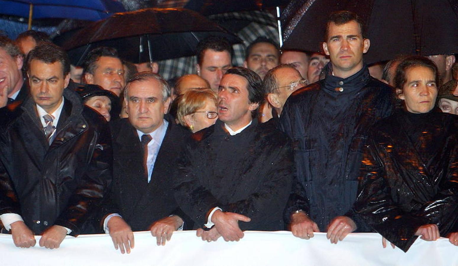 12 de marzo de 2004. Tras los atentados del 11 de marzo en Madrid, el Príncipe, junto con sus hermanas las infantas Elena y Cristina, se convirtieron en los primeros miembros de la Familia Real española en participar en una manifestación.