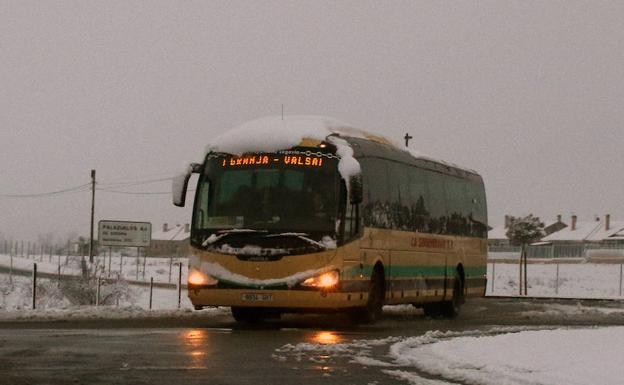 Un autobús cubre el servicio matutino con La Granja, este viernes, a pesar de la nieve.