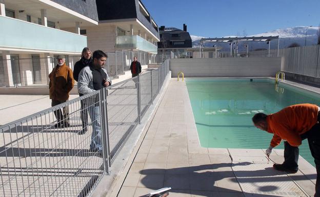 Vista de la piscina comunitaria de Segovia 21. 