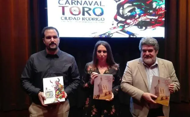 El concejal de Festejos, la concejal de Cultura y el alcalde muestran el libro en el Teatro Nuevo.:
