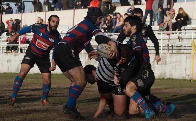 Álvaro Sánchez anota un ensayo en el encuentro ante AVIA Eibar.