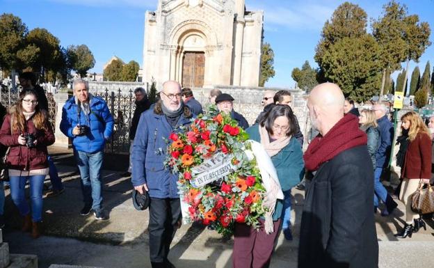 La hermana de Serafín Holgado, Pilar, porrta una corona de flores en presencia de Alejandro Ruiz.