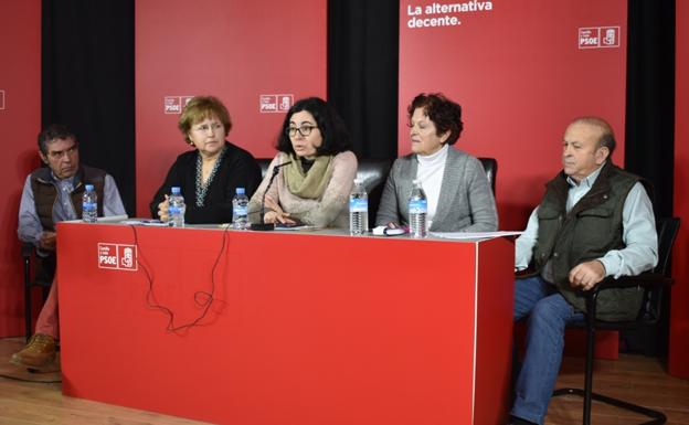 La alcaldesa de Riaza, Andrea Rico (centro), interviene en la jornada sobre despoblación organizada por el PSOE en Ayllón. 