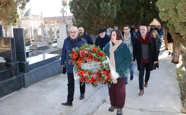 Alejandro Ruiz-Huerta y Pilar Holgado, compañero y hermana de Serafín Holgado, portan una corona de flores camina de la tumba del abogado asesinado. 