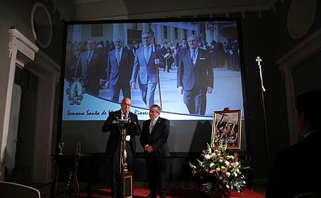 El presidente de la Diputación, Jesús Julio Carnero, junto a Julio de las Heras, presidente de las Cofradías riosecanas