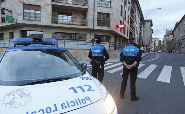 Una pareja de policías locales en una calle de la ciudad.