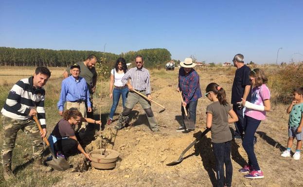 Participantes en el programa ambiental 'A Huebra' en Villoldo.