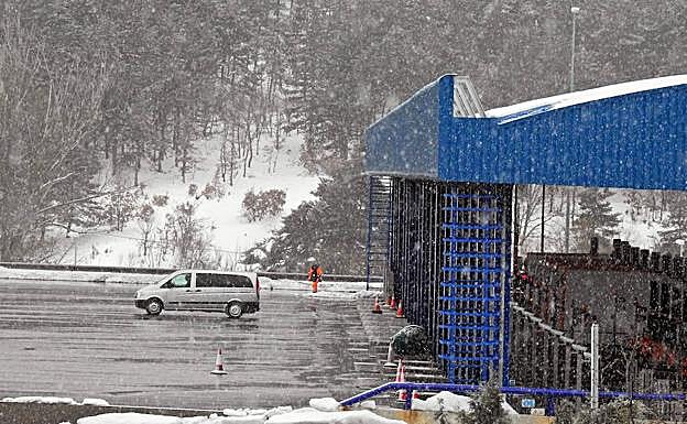 Un vehículo cruza por el peaje de la autopista AP-6 en San Rafael. 