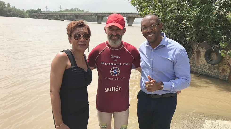 El alcalde de Kourou, Francois Ringuet, saluda al leonés Ramón Gutiérrez tras finalizar éste su travesía del Atlántico.