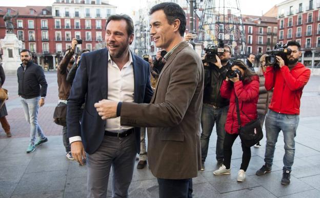 Pedro Sánchez con Óscar Puente, durante su visita a la ciudad el pasado 16 de noviembre.