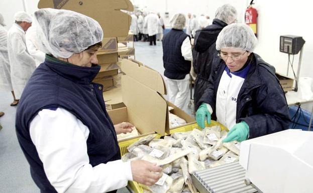 Mujeres trabajando en una fábrica.