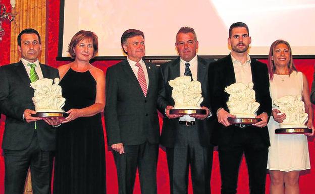 Algunos de los premiados en la edición del año pasado, junto al presidente de la Diputación. 
