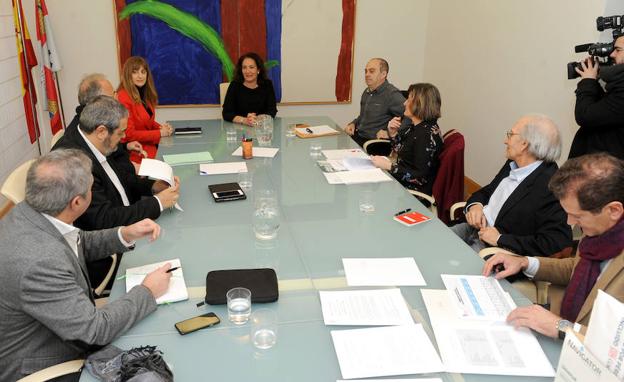 La consejera de Cultura y Turismo, Josefa García Cirac, junto a los miembros del jurado de los galardones.