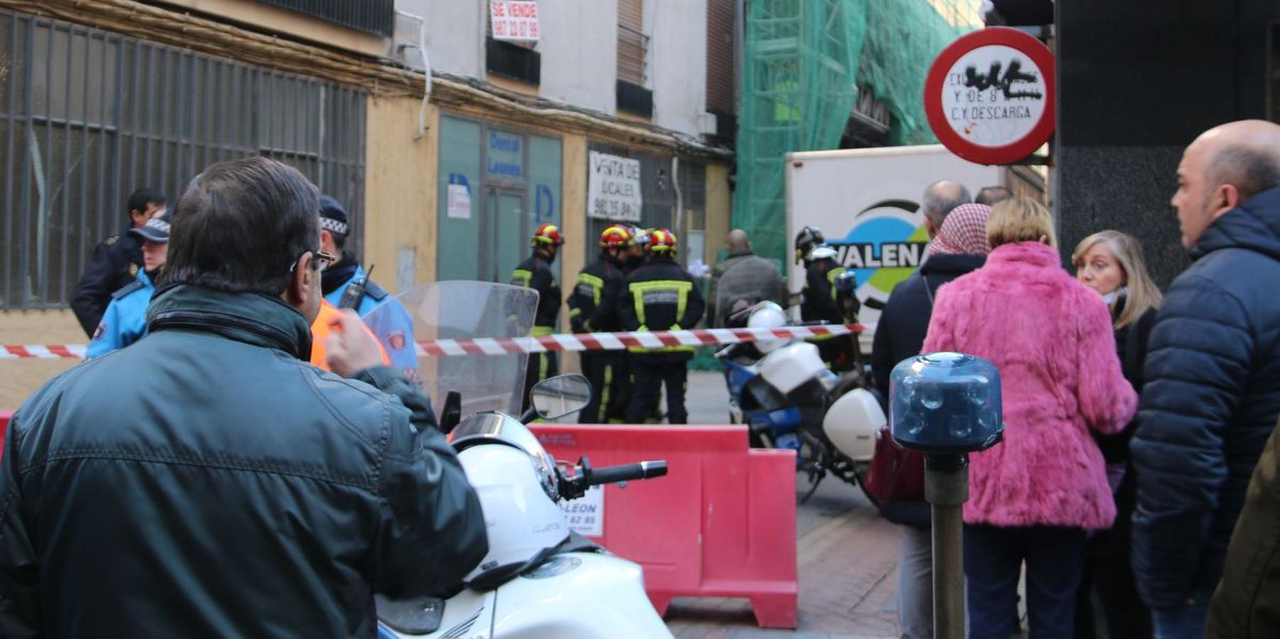 El vehículo, que en ese momento circulaba 'marcha atrás' en la Calle Joaquín Costa, arrolló a la mujer con las ruedas delanteras | La mujer falleció en el acto | El juez de guardia se ha desplazado al lugar