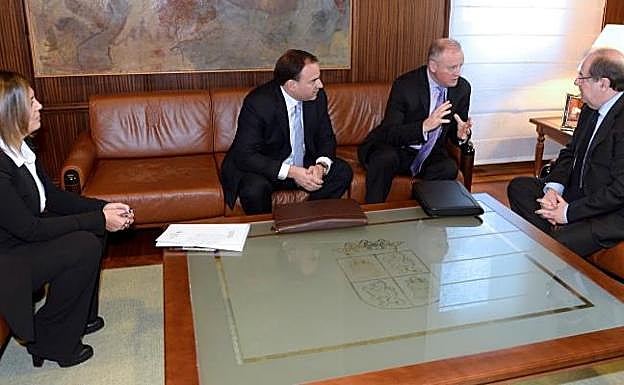 l presidente de la Junta de Castilla y León, Juan Vicente Herrera (d), acompañado por la consejera de Agricultura y Ganadería, Milagros Marcos (i), se reúne con el presidente de Ornua Ingredientes España SLU, Kevin Lane (2d), y el director de la fábrica, Joan Bombardó (2i). 
